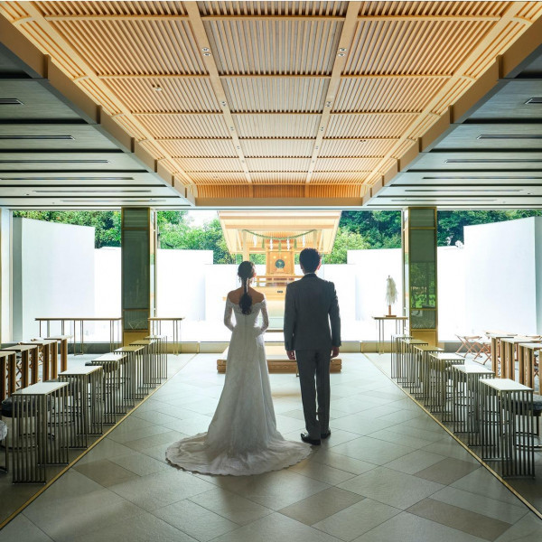 【庭園の儀式殿】では、これまでの神前挙式とはひと味違う演出も可能にします
