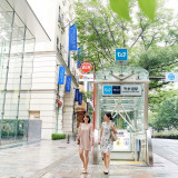 駅徒歩10秒。メインストリートに面したメインエントランスは、地図を見なくても到着できると好評。