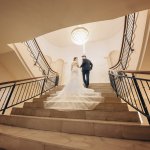 館内には上質WDを求める花嫁におすすめのフォトスポットが多数。ホテルライクな大階段撮影も。|アニヴェルセル 表参道の写真(34324408)