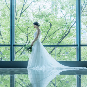 室内と思えない美しいケヤキのグリーンが、そこに立つ花嫁を美しく引き立てる。|アニヴェルセル 表参道の写真(34323885)