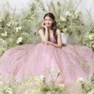 専任のコーディネーターが、似合う色などしっかりとアドバイス。ずらっと並ぶカラードレスのブースは花嫁の心をときめかせます。|アニヴェルセル 表参道の写真(54702672)