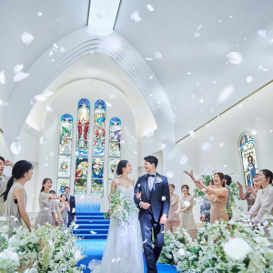 永遠に続く海や空を表すロイヤルブルーのバージンロードは花嫁の純白ドレス姿を引き立て、グランドハープ・チェロの生演奏が洗練された空間に響き渡る。|アニヴェルセル 表参道の写真(50289304)