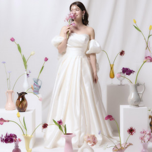 ドレスに合わせたアクセサリー選びも楽しみのひとつ。そして、ウエディングドレス姿は彼には秘密。挙式当日に「ファーストミート」するのもおふたりの演出に取り入れてみて。|アニヴェルセル 表参道の写真(54702588)