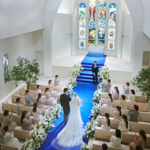 牧師から新婦エスコート役の方へ「この結婚を心から祝福しますか？」と問いかけをするオリジナルセレモニー『確認の儀』家族との絆や親御様の愛を感じる瞬間。|アニヴェルセル 表参道の写真(50289300)