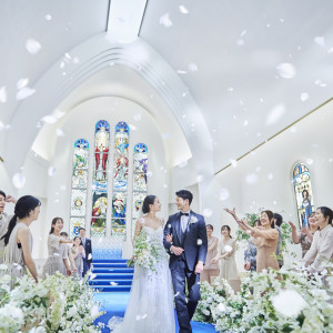永遠に続く海や空を表すロイヤルブルーのバージンロードは花嫁の純白ドレス姿を引き立て、グランドハープ・チェロの生演奏が洗練された空間に響き渡る。|アニヴェルセル 表参道の写真(50608898)