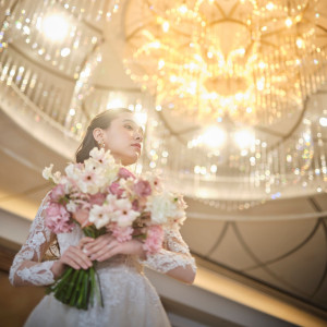 おふたり専任のフローリストがつくるブーケに注目！結婚式の前に事前に確認できるのが魅力です。|アニヴェルセル 表参道の写真(53130768)