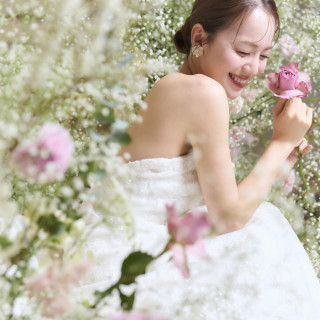 花嫁様がこだわりたいアイテム上位のドレス。おふたりの記念日にふさわしい一着に出会うために、専属コーディネーターがおふたりの衣装選びをお手伝いいたします。
