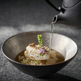 各会場に隣接の貸切キッチン。シェフ特製出来立て熱々の料理を絶妙なタイミングでゲストのもとへ