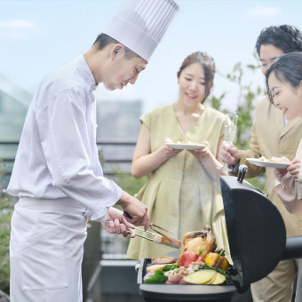 青空の下でゲストと一緒に