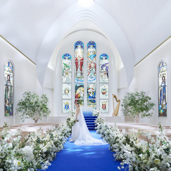 挙式は純白のウエディングドレスで