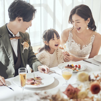 メインテーブルで一緒に食事も