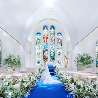 ロイヤルブルーのバージンロードがドレス姿を綺麗に魅せる