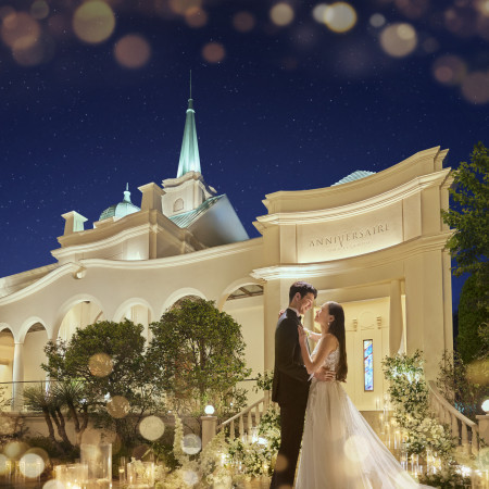 チャペル前の庭園空間のライトアップ。ロマンティックな空間印象的な挙式や写真タイムを叶えて。