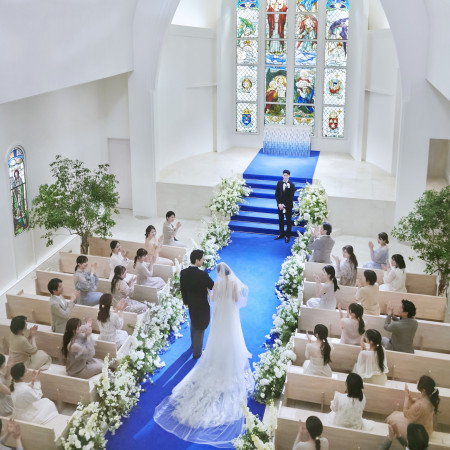 牧師から新婦エスコート役の方へ「この結婚を心から祝福しますか？」と問いかけをするオリジナルセレモニー『確認の儀』家族との絆や親御様の愛を感じる瞬間。