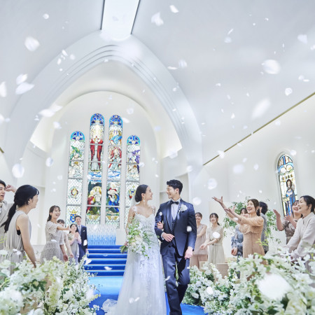 永遠に続く海や空を表すロイヤルブルーのバージンロードは花嫁の純白ドレス姿を引き立て、グランドハープ・チェロの生演奏が洗練された空間に響き渡る。
