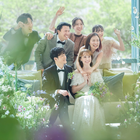 室内と思えない美しいケヤキのグリーンが、そこに立つ花嫁を美しく引き立てる。