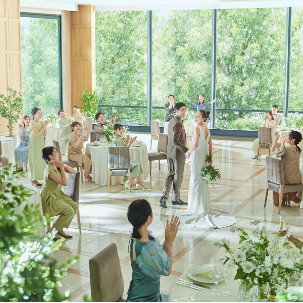 大切なゲストに囲まれて幸せなひと時を過ごせる