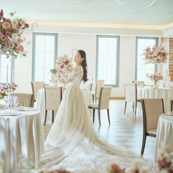 パリ・ローマ・ニューヨークなど、海外から取り寄せる最新ドレス。