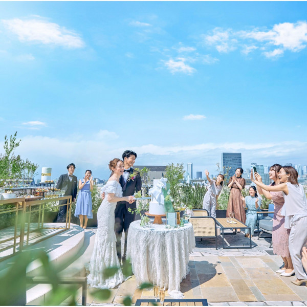 青空の下、ゲスとに囲まれてのケーキ入刀も素敵