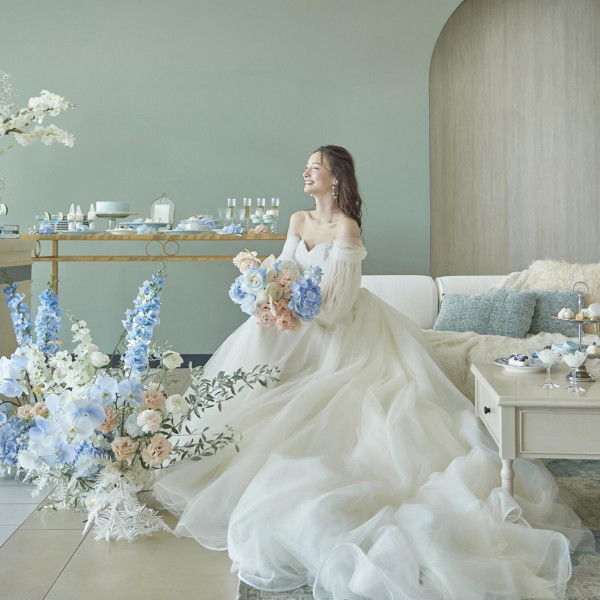 パリ・ローマ・ニューヨークなど、海外から取り寄せる最新ドレス。