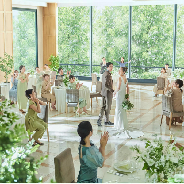 大切なゲストに囲まれて幸せなひと時を過ごせる