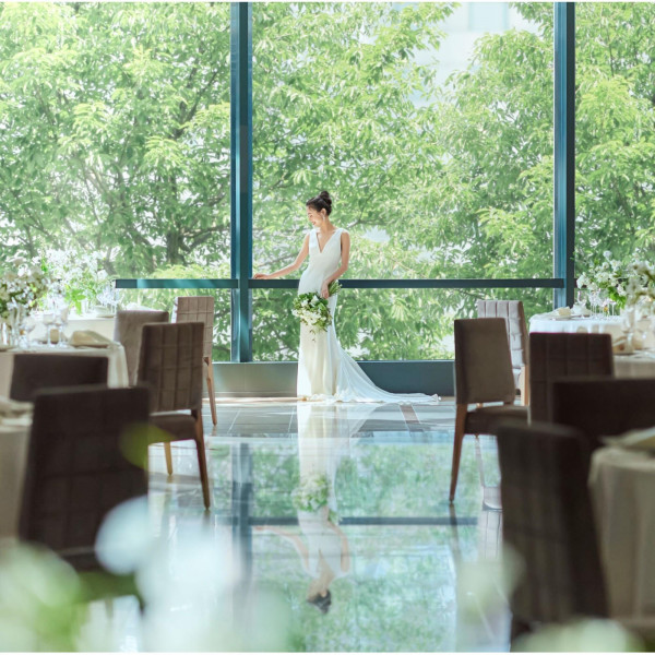 表参道と繋がる窓。四季の移ろいを感じることが出来ます。