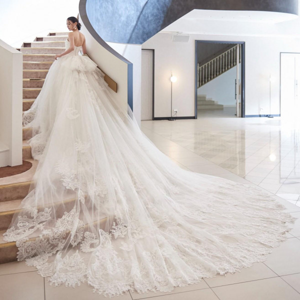 パリ・ローマ・ニューヨークなど、海外から取り寄せる最新ドレス。