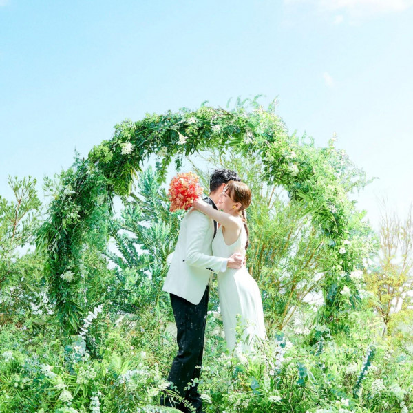 都会で楽しむ緑に囲まれたウエディング。
