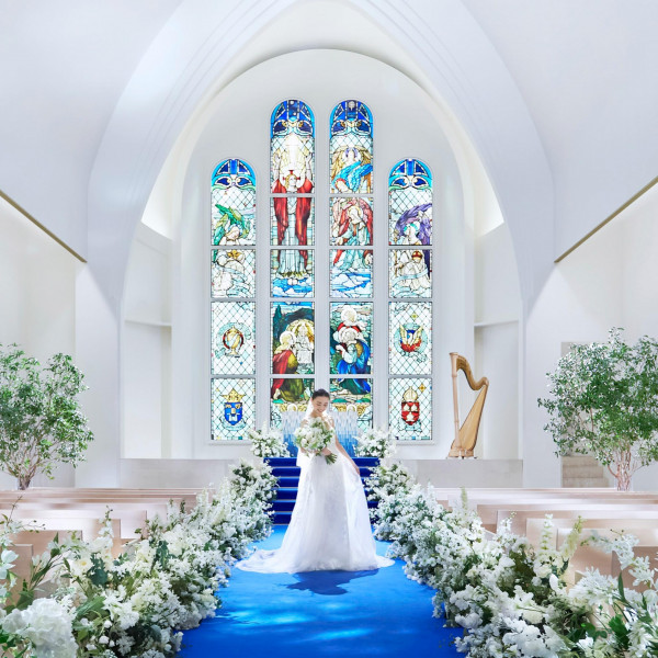 ドレスが映える20mのロイヤルブルーのバージンロードと11mの天井高