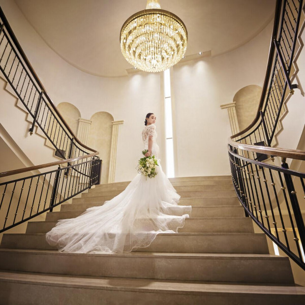 パリ・ローマ・ニューヨークなど、海外から取り寄せる最新ドレス。