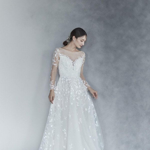 パリ・ローマ・ニューヨークなど、海外から取り寄せる最新ドレス。