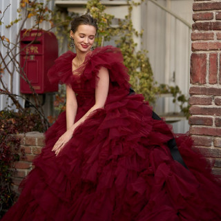 深みのある色合いで大人っぽく華やかさを演出し、挙式や披露宴で印象的な存在感を放ちます