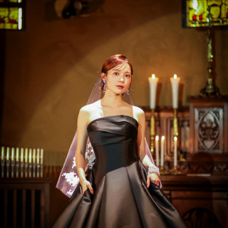 ブラックドレスは、シックで洗練された印象を与え、落ち着きと大人の華やかさを兼ね備えたドレス