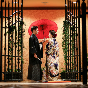 サムシングブルーの和装と紅い番傘が現代的な和装Weddingを演出してくれる