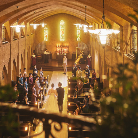 天井高10mのアンティークの調度品に囲まれたチャペル