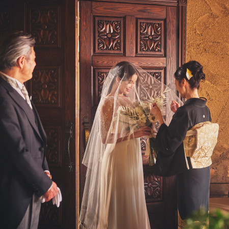 新婦の母や近しい人がベールを下ろすことで愛情や祝福を伝え、挙式の感動的な始まりを演出するセレモニーです。