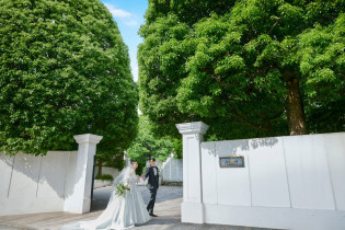 緑に囲まれたゲートが迎える|白金迎賓館 アートグレイスクラブの写真(50987100)