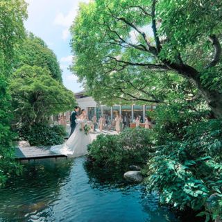 500坪の敷地を贅沢に使った広々としたガーデン。アレンジも自由動きのあるパーティーが叶う。