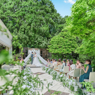 エントランスから緑があふれる迎賓館。ゲストの期待感も高まります。