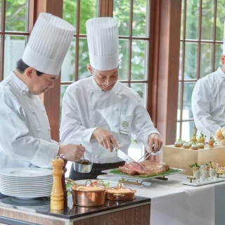 料理長自らゲストの目の前で料理を仕上げる演出も可能。ゲストも思わず歓声をあげるシーン