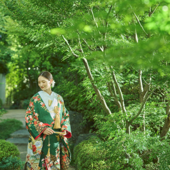 樹齢100年の大木が見守る庭園は、京都から庭師を招いて作られ、1年を通して緑が楽しめる。