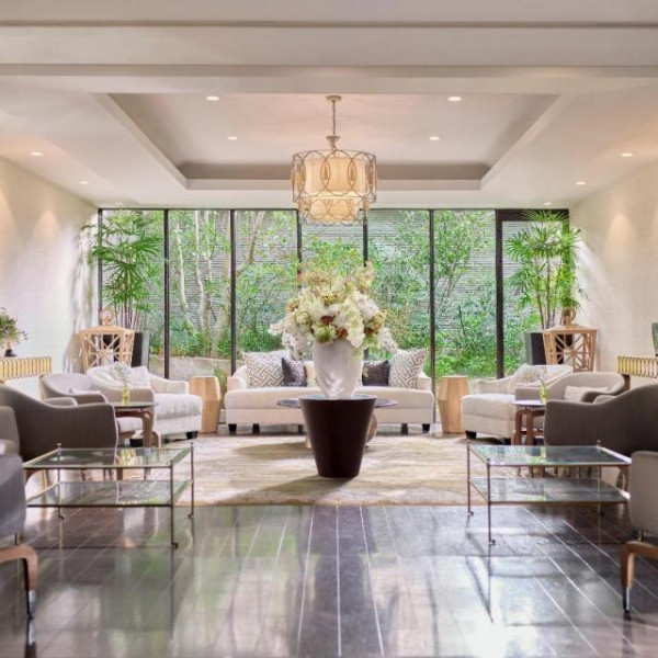 広々としたロビーラウンジで大切なゲストをおもてなし