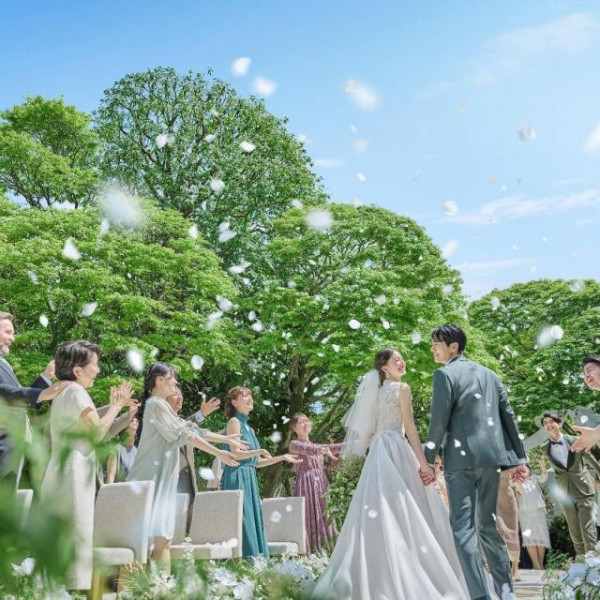 青空の下でゲストに祝福を受けて