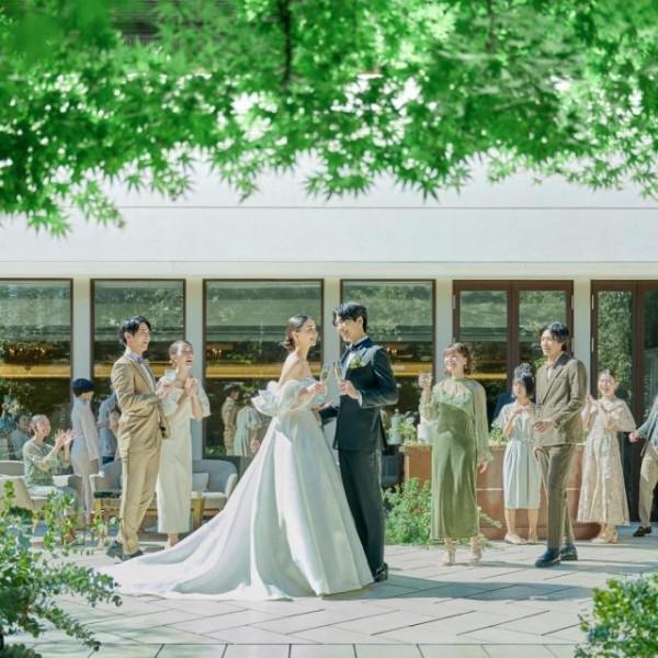 緑が一望できる披露宴会場で美味しい料理でもてなす1日