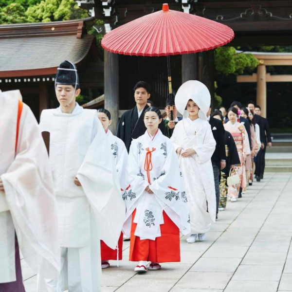 「参進奉賽殿」 へと歩む「参進」。神職に導かれ境内をゆっくりと進む印象的な光景は、明治神宮ならでは