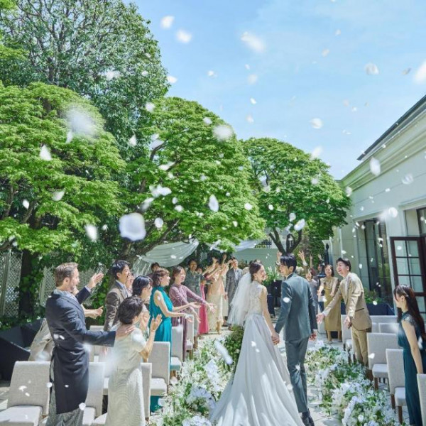 挙式後は青空の下フラワーシャワーセレモニー