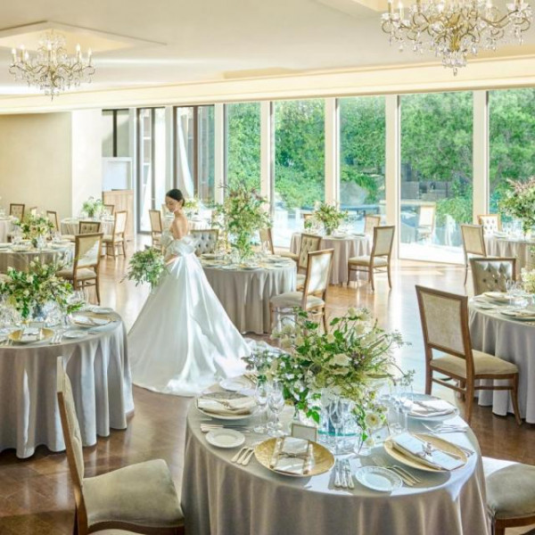 緑が一望できる披露宴会場で美味しい料理でもてなす1日