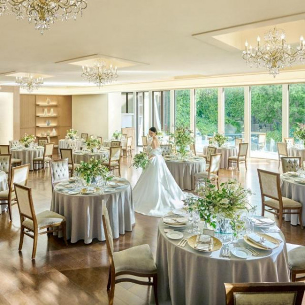 緑が一望できる披露宴会場で美味しい料理でもてなす1日