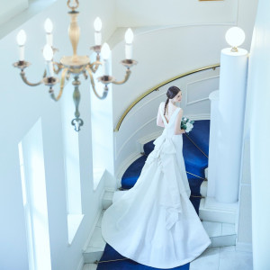 豪華なシャンデリア越しの濃紺のカーペットに佇む花嫁はSNS映え間違いなし|麻布迎賓館の写真(6302287)