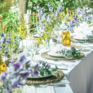 季節の花々を生かしたコーディネートが完成|麻布迎賓館/テイクアンドギヴ・ニーズウェディングの写真(50466164)